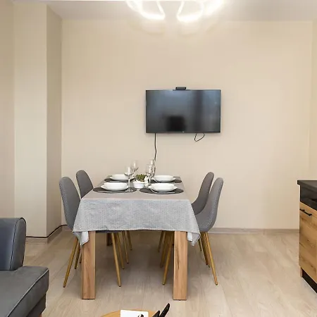 Bright One-bedroom Flat With Balcony I Quiet Area By Flat Mаnаger * וארנה
